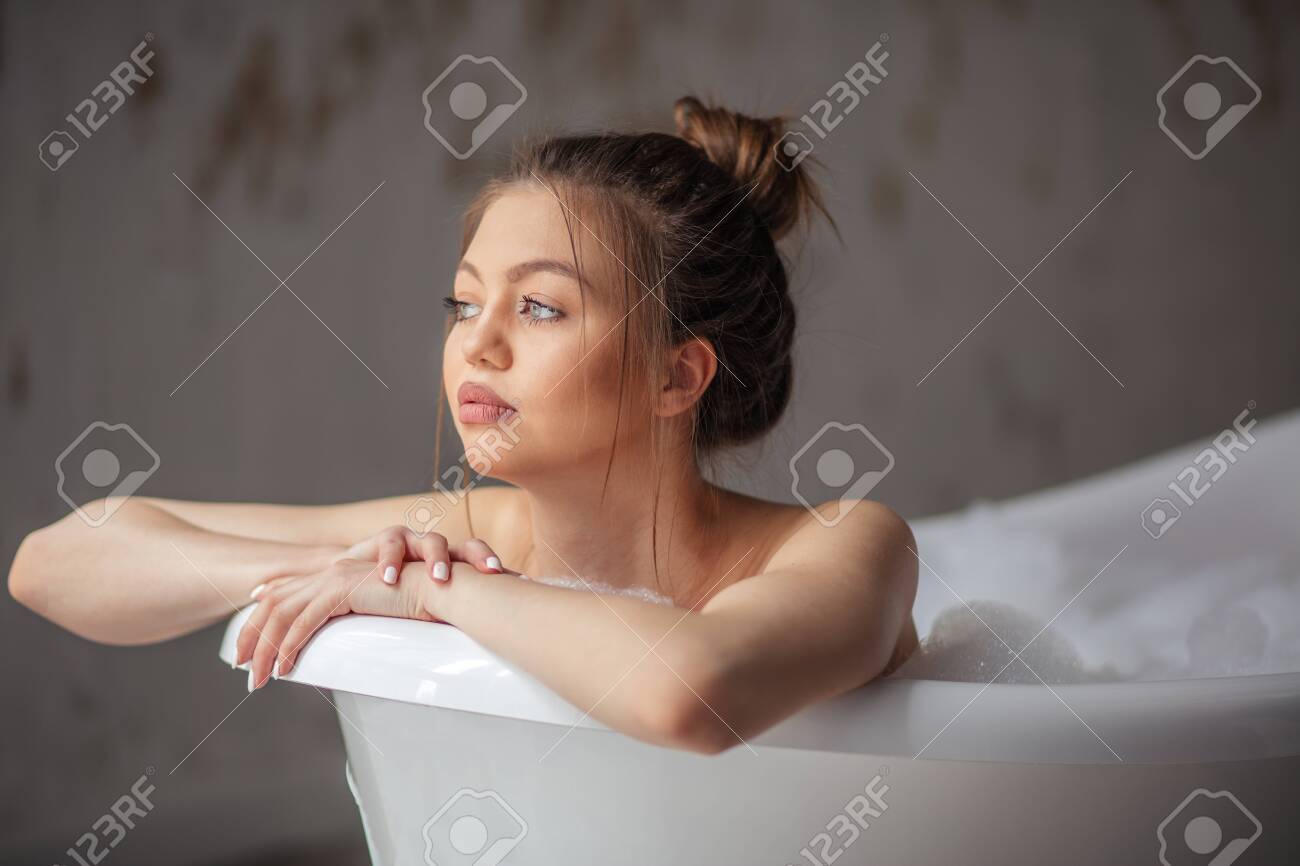 美少女　　入浴中 お風呂で清楚な美女。入浴中の女性が何かをいじくり回している。写真を閉じるの写真素材・画像素材 Image 155390816