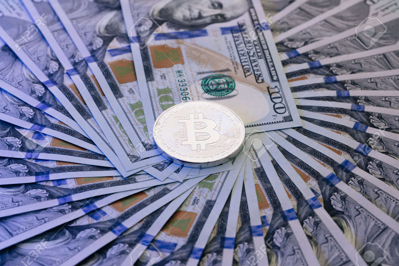 Moneda Criptográfica Bitcoin Apilada Con Billetes De 100 Dólares. Diferente  Moneda Metálica Física Sobre El Billete De 100 Dólares De Estados Unidos.  Nuevo Dinero Virtual De Internet En Todo El Mundo Con