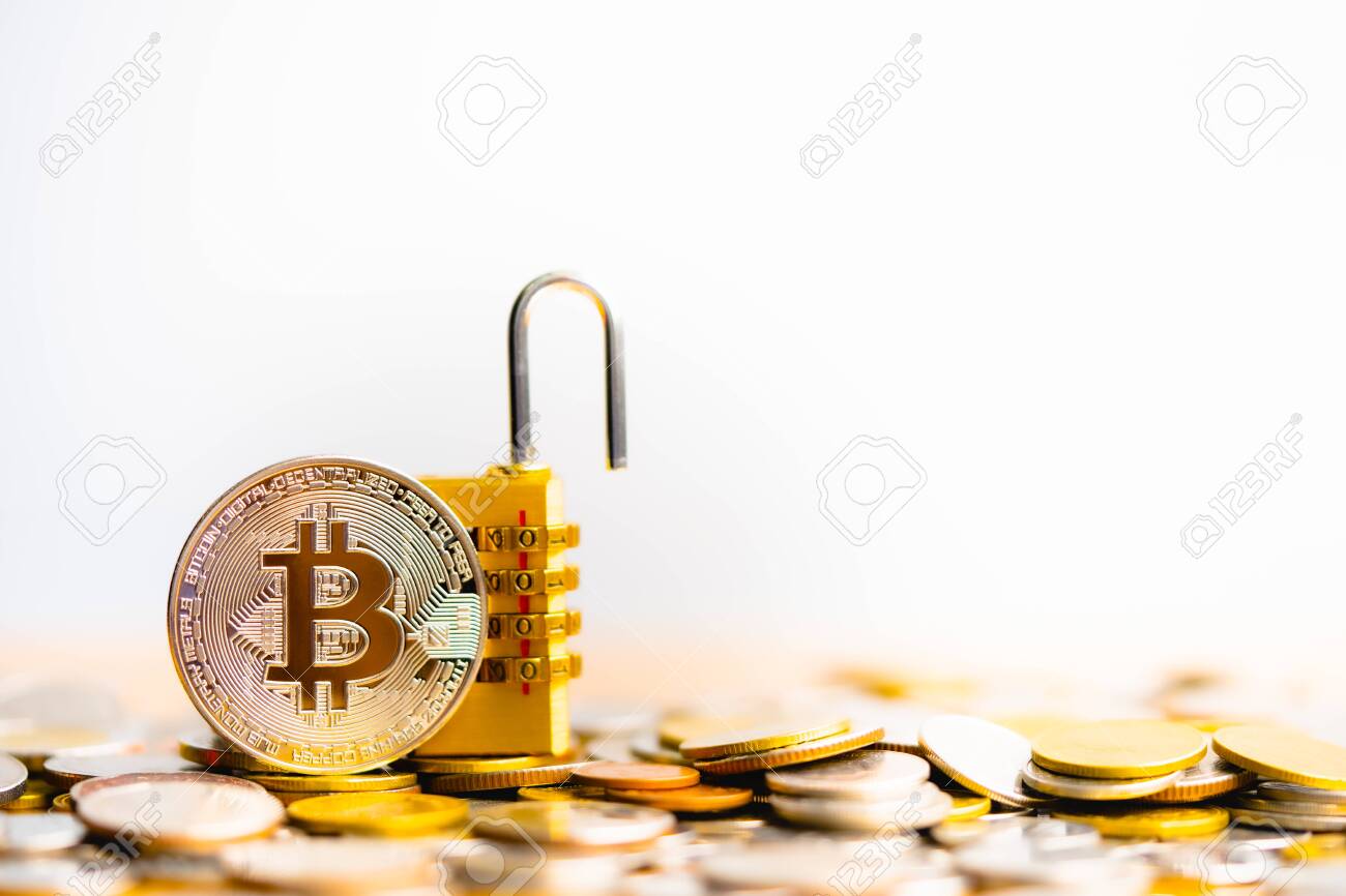 동전 스택에 자물쇠가 있는 Bitcoin(btc) 동전. 비트코인 보안. 디지털 사이버 안전 또는 보안 암호화, 온라인 정보 또는  데이터 보호를 인코딩하는 블록체인 기술. 로열티 무료 사진, 그림, 이미지 그리고 스톡포토그래피. Image 135850347