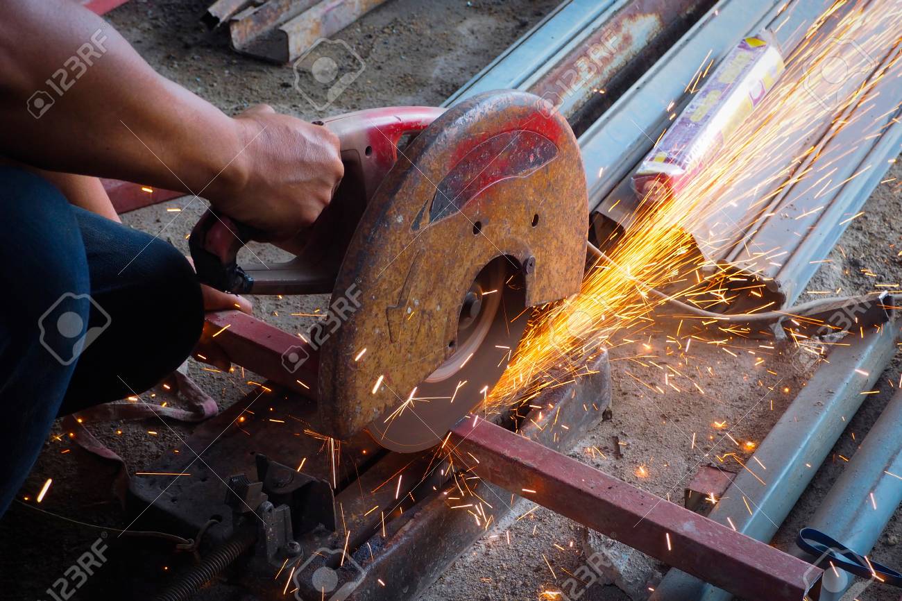Le Travailleur Dans L Atelier A Coupe La Meuleuse D Angle En Tube D Acier Le Tube De Coupe Banque D Images Et Photos Libres De Droits Image 85087244