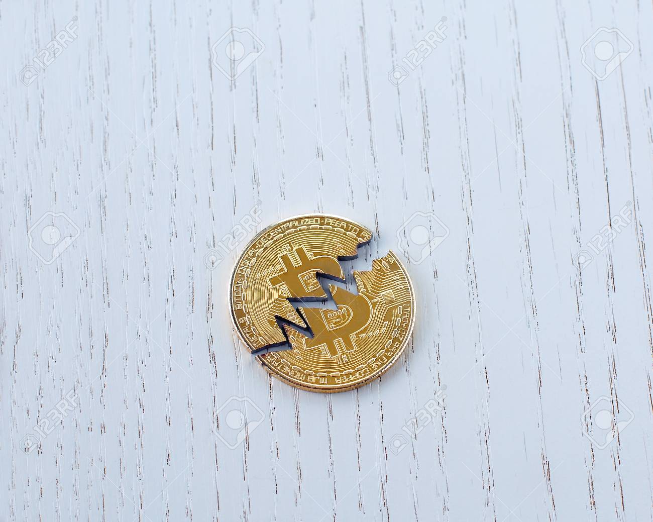 Bitcoin Roto, Criptomoneda Cayendo Y Subiendo. La Moneda Bitcoin Se Rompe  Por La Mitad. La Caída Y El Colapso Del Curso De La Criptomoneda Fotos,  retratos, imágenes y fotografía de archivo libres