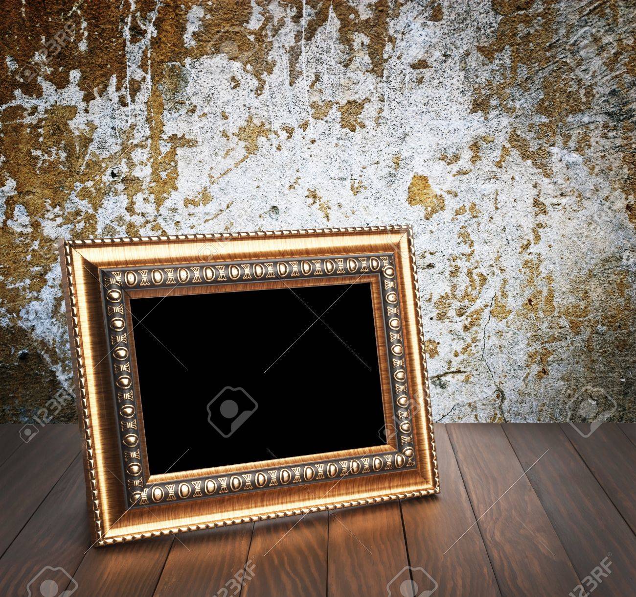 Alte Bilderrahmen Auf Dem Holzernen Tisch Lizenzfreie Fotos Bilder Und Stock Fotografie Image