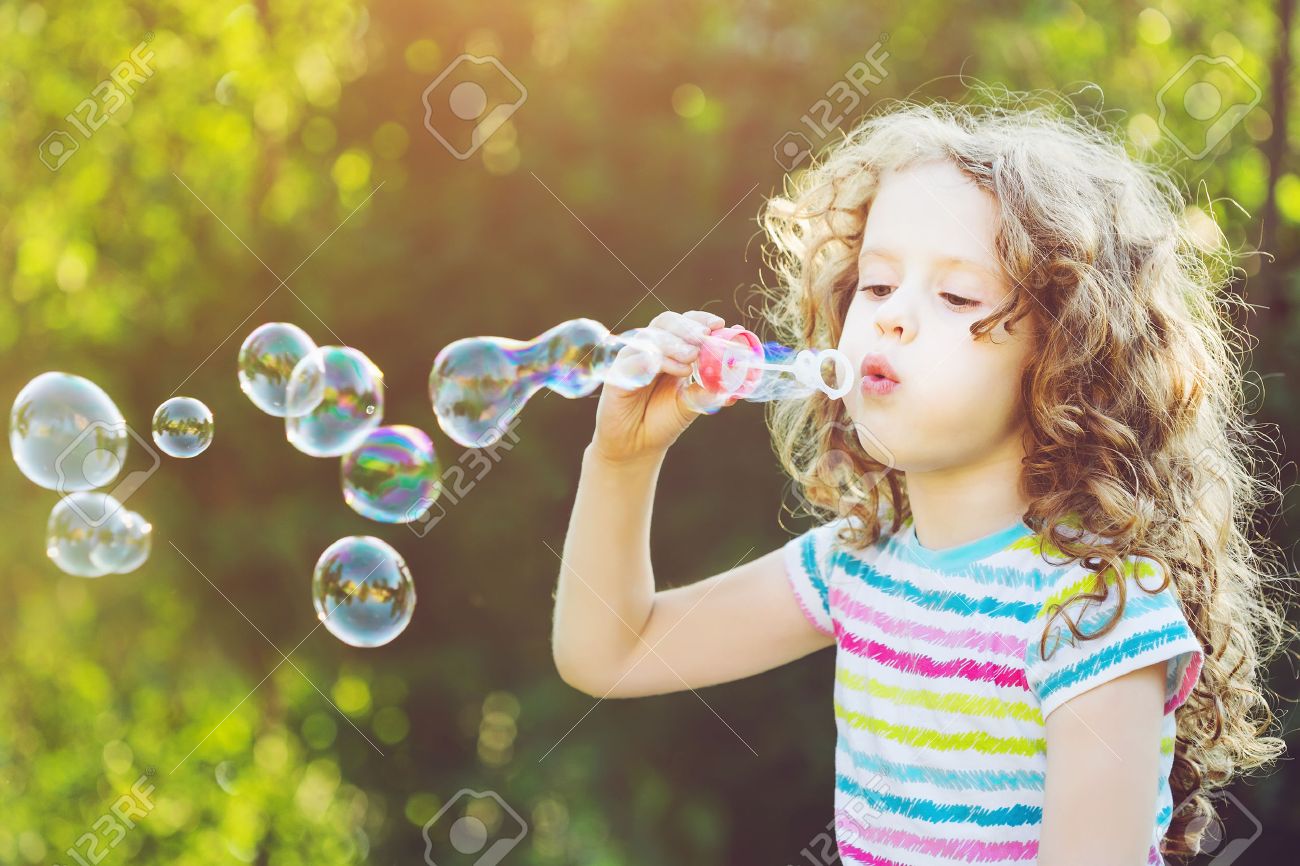 かわいい女の子のポートレート クローズ アップ シャボン玉を吹いています の写真素材 画像素材 Image かわいい女の子のポートレート クローズ アップ シャボン玉を吹いています の写真素材 画像素材 Image