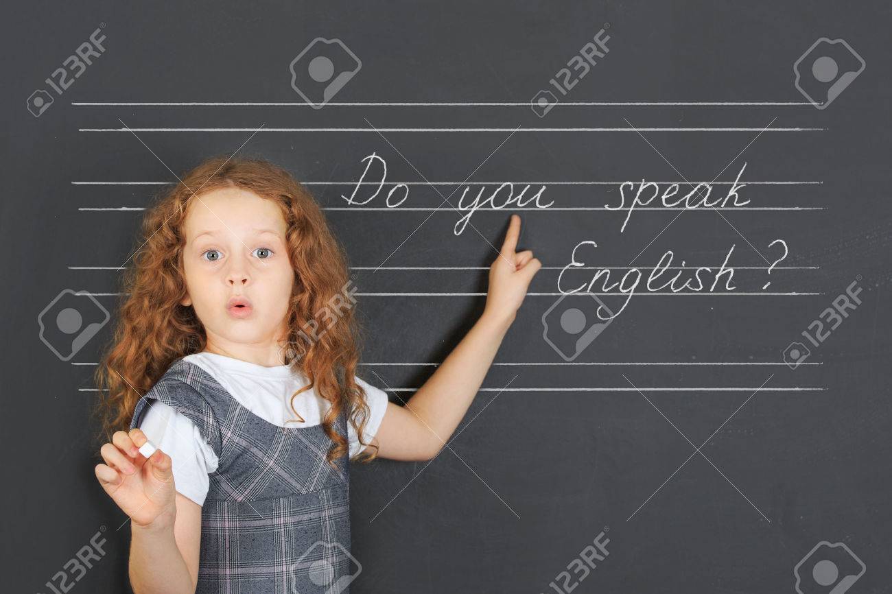 驚いて赤毛の女の子に質問 する英語を話す 教室で黒板の近くに立ちます 教育コンセプトです の写真素材 画像素材 Image