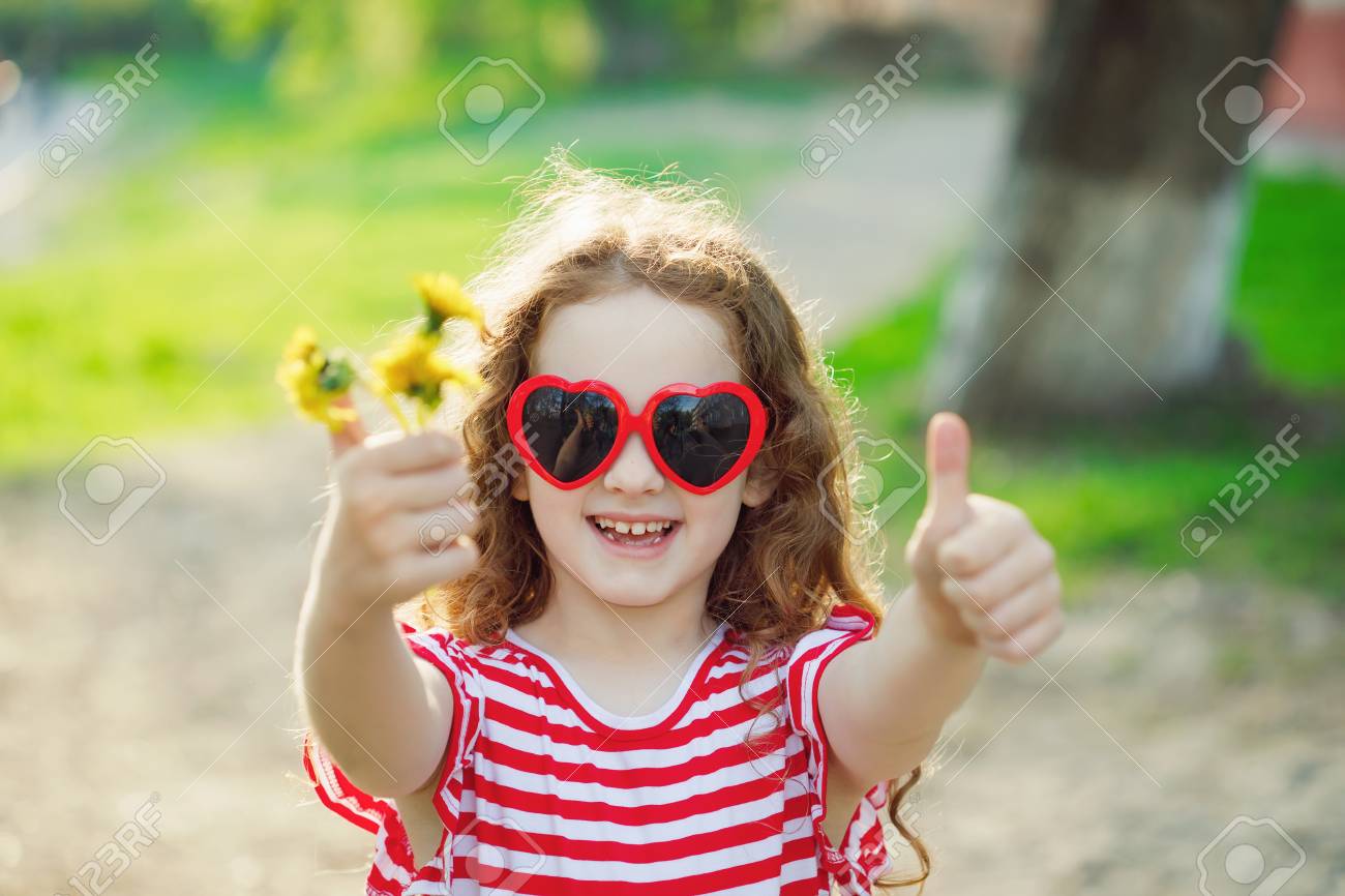 cutie girl thumbs Cutie girl thumbs