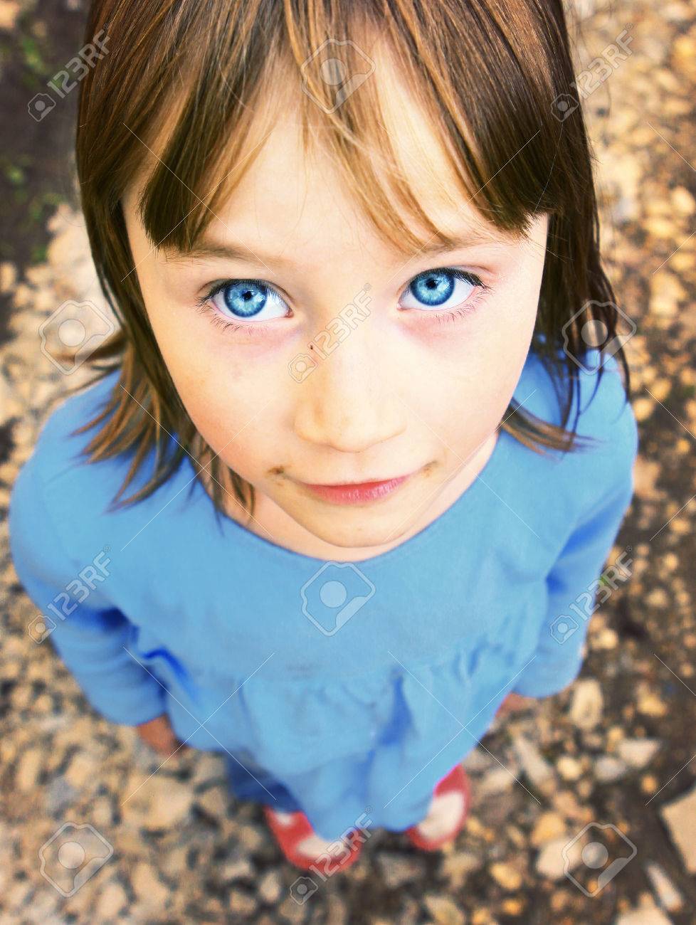 美少女金髪青い目 Foreshorteing 夏の屋外ポートレート の写真素材 画像素材 Image