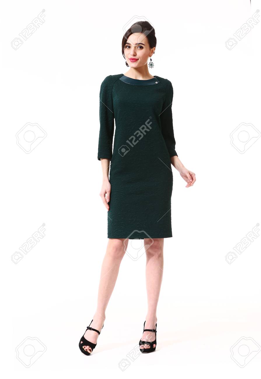 カクテル パーティーの髪型ヘアスタイルでアラビア東部ブルネット ビジネス エグゼクティブ女性飲む黒ドレスの高いヒールの靴に立つ完全なボディ長さの白で隔離 の写真素材 画像素材 Image