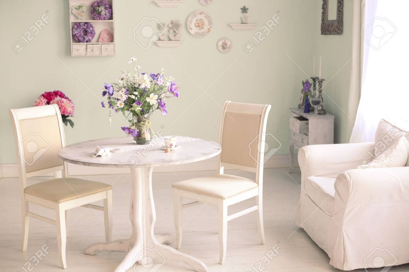 Interior Comedor Shabby Chic Con Flores Placas Decorativas En La ... Interior Comedor Shabby Chic Con Flores Placas Decorativas En La ...