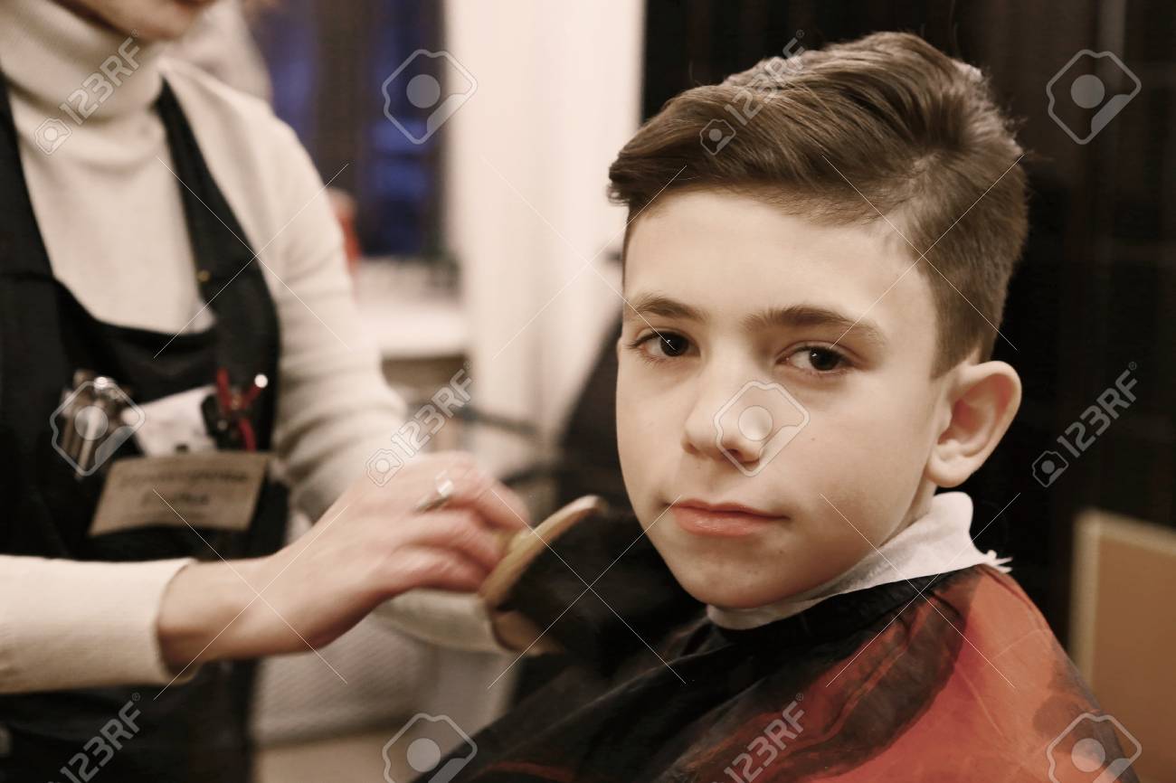 jugendlich hubscher junge in friseurladen seine haare schneiden foto der nahe mit