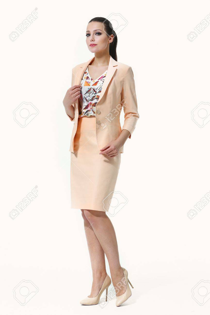 夏ピンク スカート力の緩い毛スタイルを持つ女性に合わせてかかとの高い靴全長体縦立っている白で隔離の上を歩く の写真素材 画像素材 Image