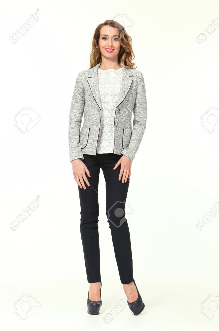 Mujer Rubia De Negocios En Chaqueta Casual Gris Pantalones Vaqueros Tacones Altos Zapatos De Tacón Entero Retrato Retrato Aislado En Blanco
