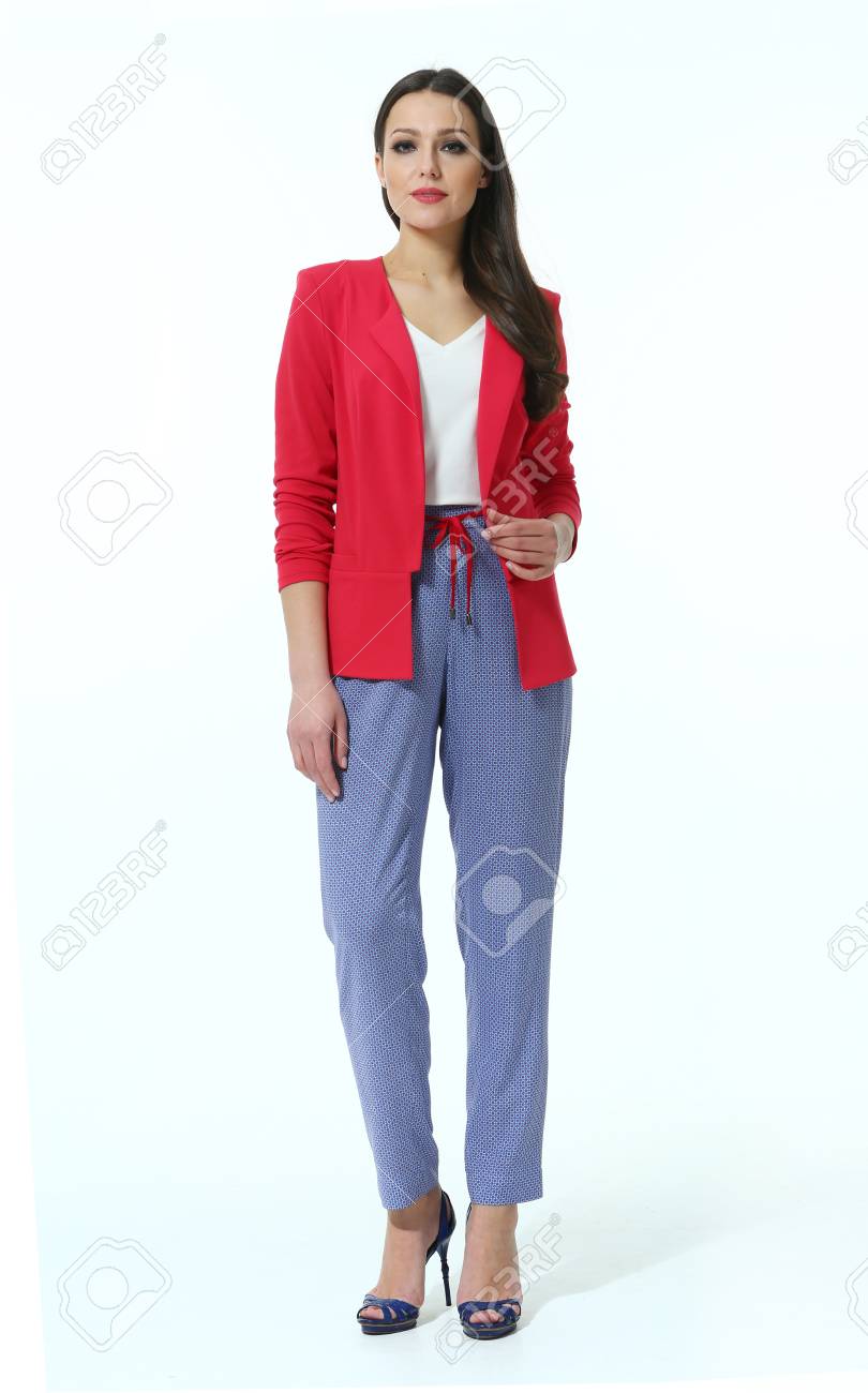 夏のカジュアルなクリムゾン ジャケットと青いズボン高いヒール靴の全身写真で白で隔離のファッションモデル の写真素材 画像素材 Image