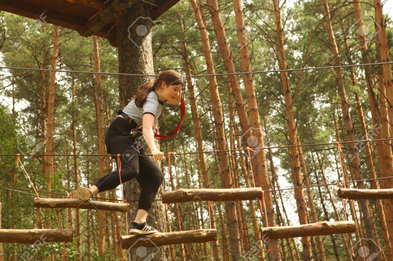 野外スポーツ極端な遊園地でルートを登山にティーンエイ ジャーの女の子 の写真素材・画像素材. Image 82962545.
