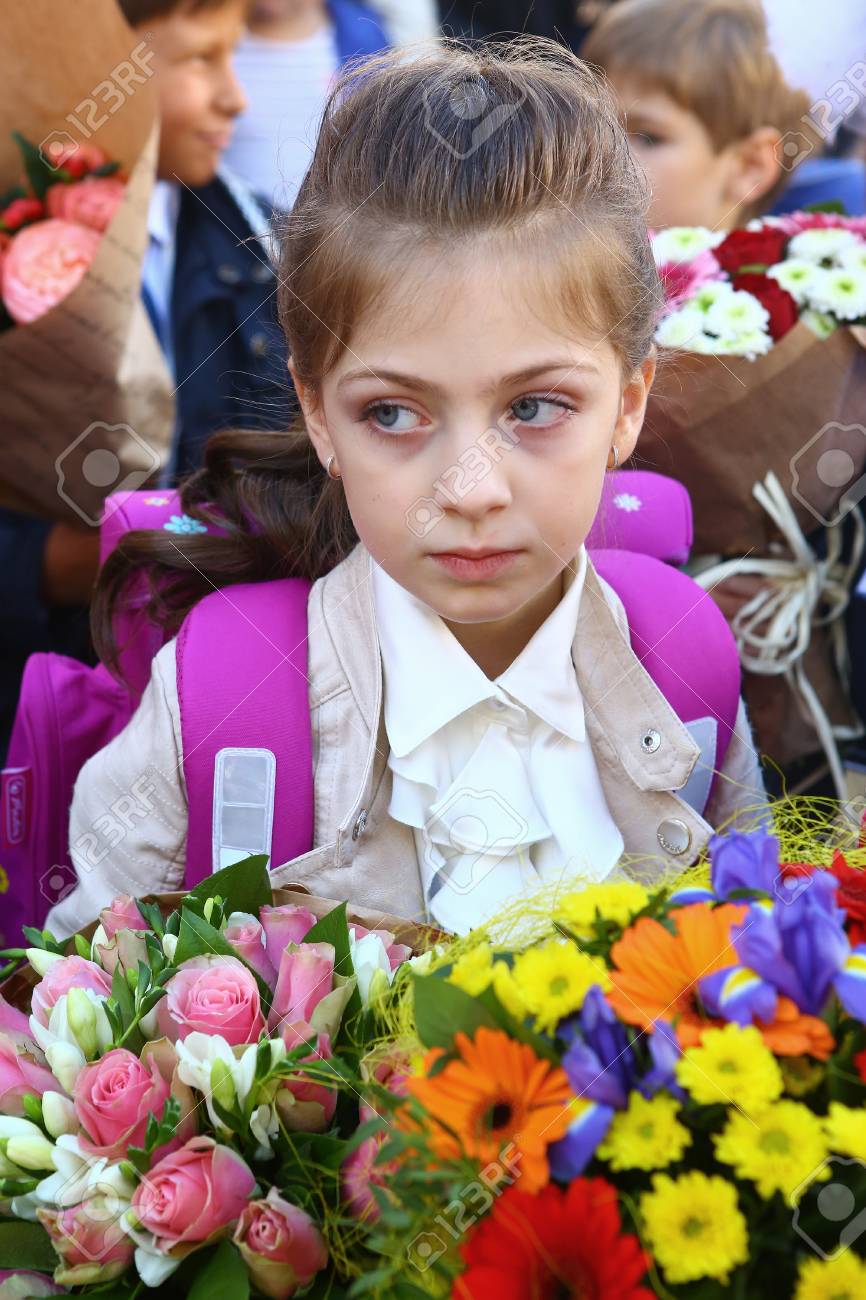 モスクワ ロシア 9 月 1 16 花の花束と正体不明の最初の小学校の子供たちは 16 年 9 月 1 日 モスクワでクラスに行く前に彼らの最初の学校の日を祝うため の写真素材 画像素材 Image