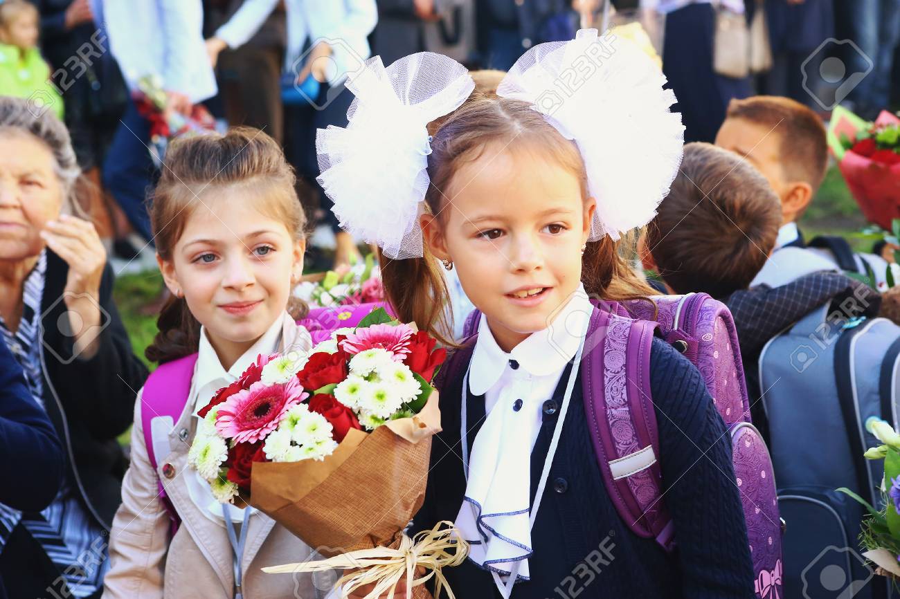 モスクワ ロシア 9 月 1 16 花の花束と正体不明の最初の小学校の子供たちは 16 年 9 月 1 日 モスクワでクラスに行く前に彼らの最初の学校の日を祝うため の写真素材 画像素材 Image