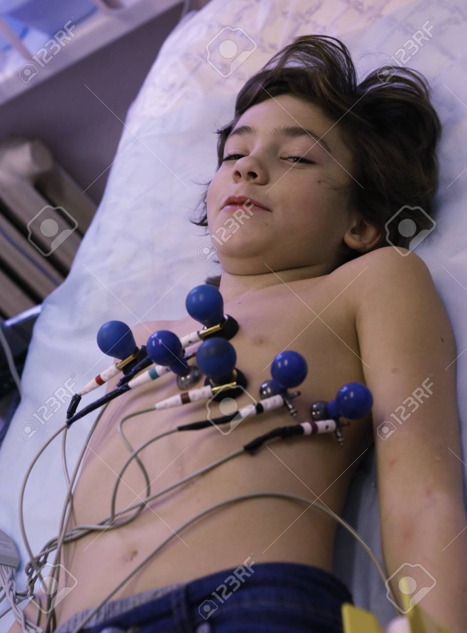 10 代笑顔子供男の子すぐ博士内閣の写真を心電図検査 の写真素材 画像素材 Image