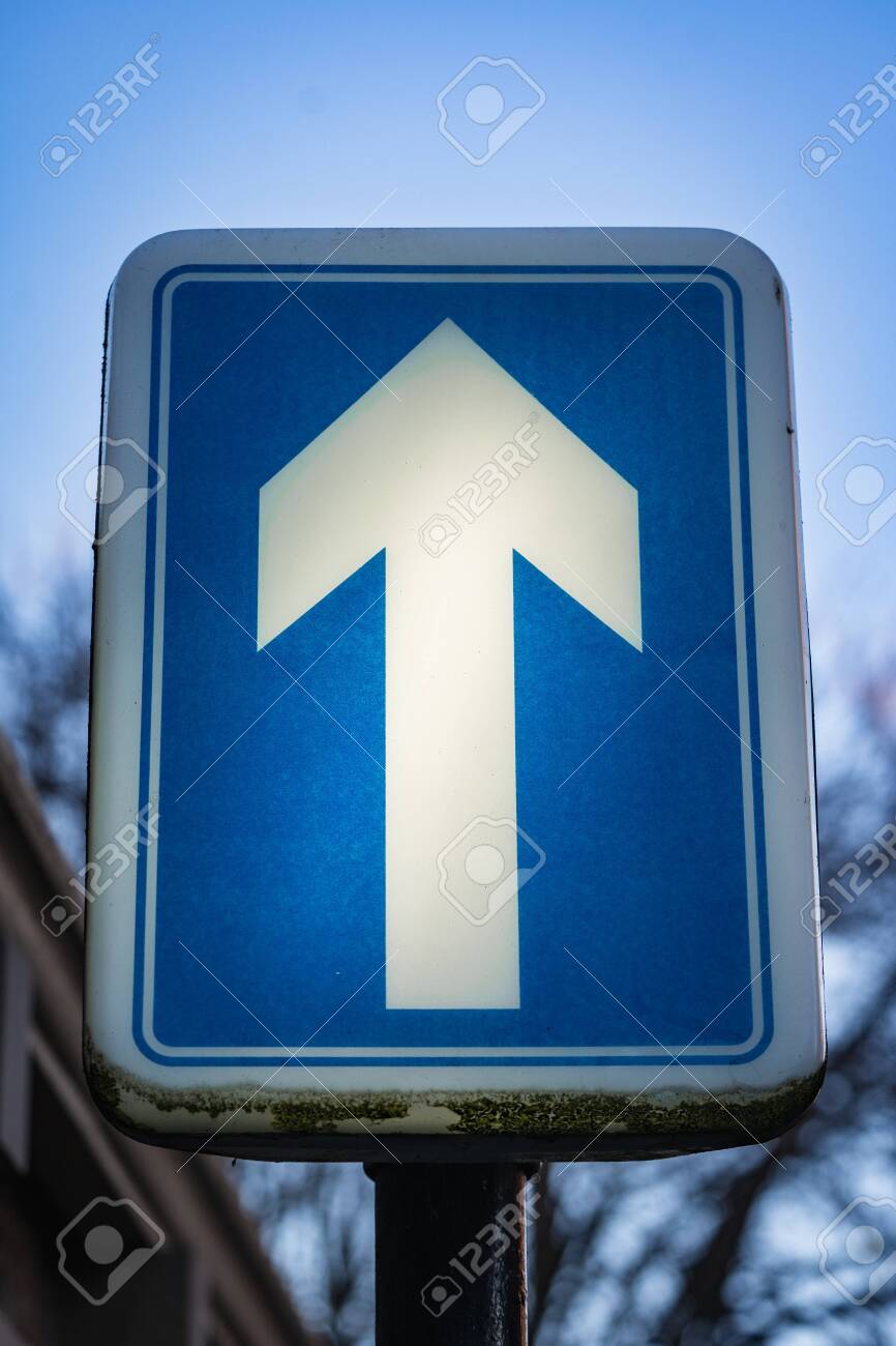 An Illuminated One Way Road Sign In England Banque D Images Et Photos Libres De Droits Image