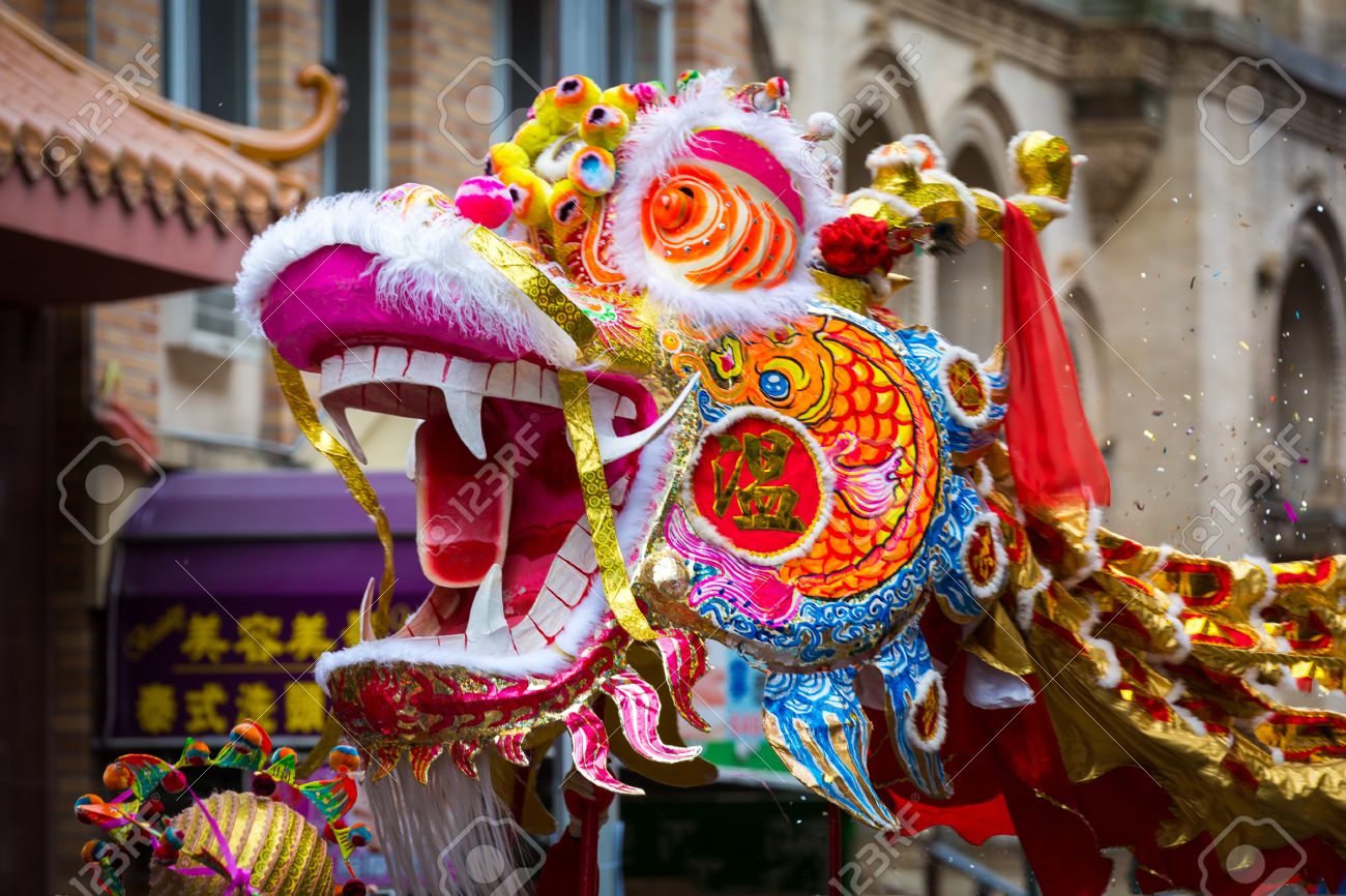 チャイナタウンの中国のドラゴンの太陰暦の新年祭で伝統的な中国のドラゴン パレードは中国の神話と中国の民間伝承で伝説の生き物 の写真素材 画像素材 Image 2580