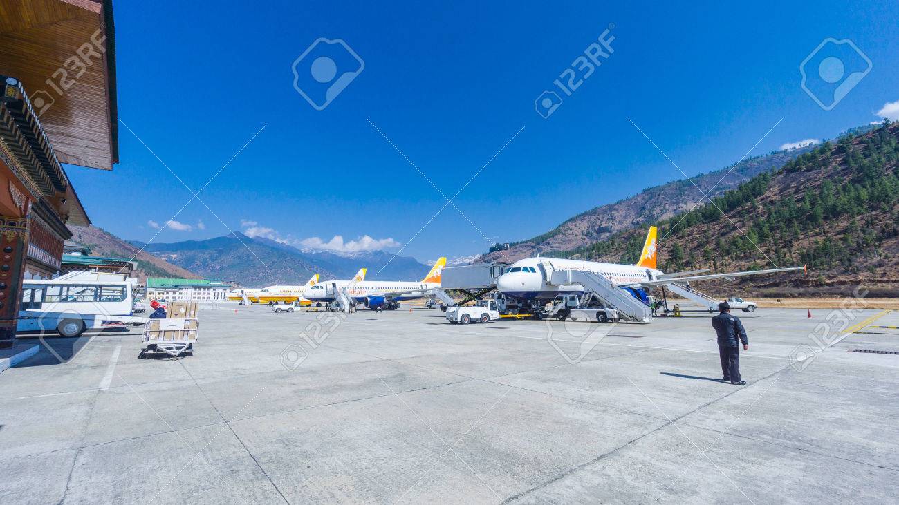 Paro 2 März 2016 Menschen Am Flughafen Paro Bhutan Mit Druk Air