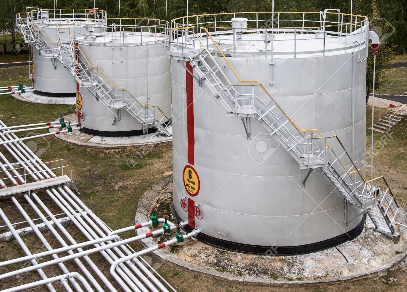 https://previews.123rf.com/images/ultrapro/ultrapro1602/ultrapro160200067/54562852-old-large-oil-storage-tanks-with-pipes-and-valves.jpg
