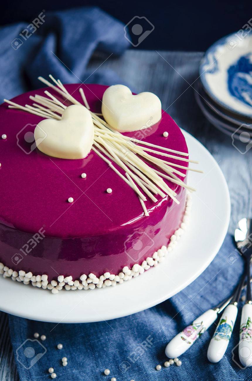 Gateau De Cassis Gateau De Miel Avec De La Cannelle De Cassis Confit Vanille Et Creme Au Beurre De Citron Mousse Miroir Glacure Banque D Images Et Photos Libres De Droits Image