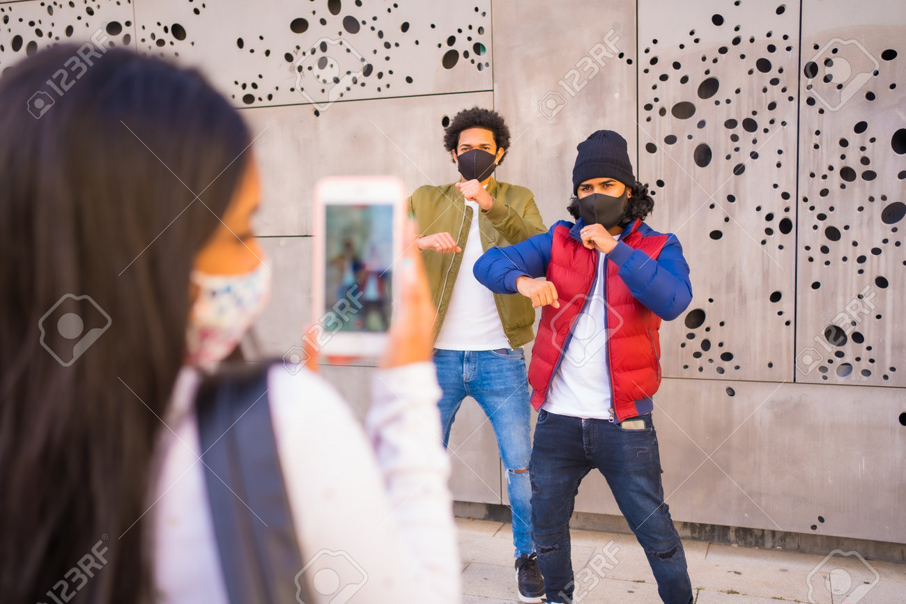 Estilo De Vida, Dois Meninos Latinos Gravando Um Vídeo Para Redes Sociais  Com Uma Máscara Facial. Amizades Na Pandemia De Coronavírus, Covid-19.  Distância Social, Responsabilidade Social, Novo Normal Foto Royalty Free,  Gravuras,