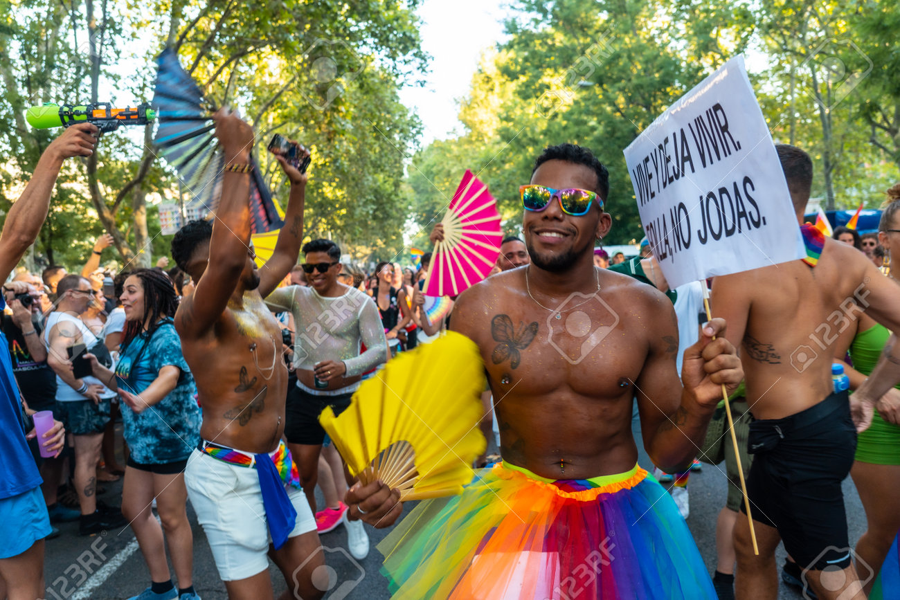 Madrid, España: 9 De Julio De 2022: Bailarines Del Orgullo Étnico Negro En  La Fiesta Del Desfile Del Orgullo Gay, Lgbt, Lgtbi En Madrid, Arco Iris  Fotos, retratos, imágenes y fotografía de