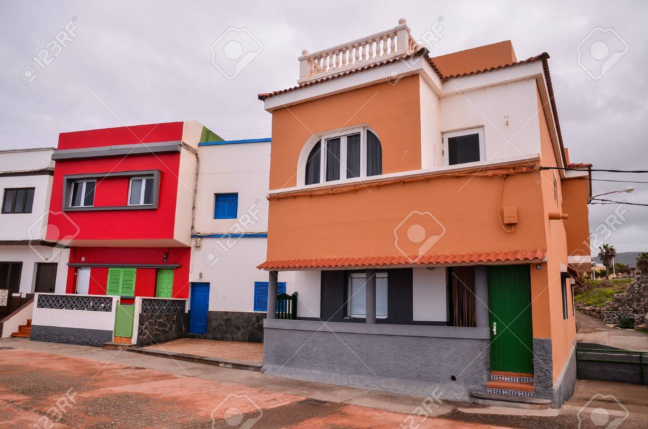 平らな屋根を持つ典型的な色の植民地スペイン語ビル の写真素材 画像素材 Image