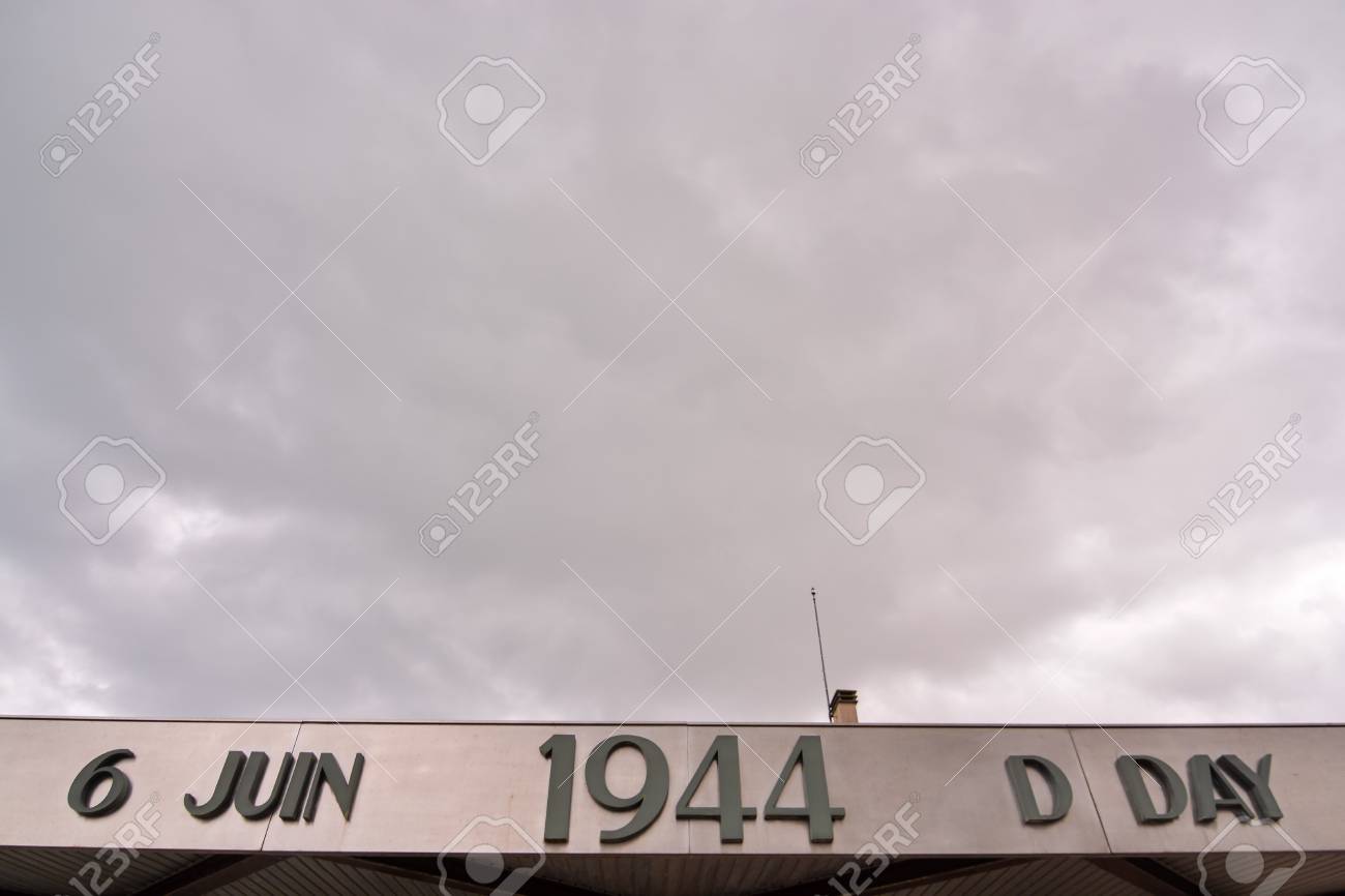 ノルマンディーフランスヨーロッパのマルベリー港の遺跡を持つアロマンシュ レ ベインズ ビーチ の写真素材 画像素材 Image