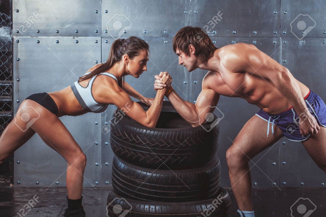 アスリート筋肉スポーツマンの男性と女性の手の握りしめ若いカップル Crossfit トレーニング スポーツ トレーニング ライフ スタイル ボディービル概念間のアーム レスリング チャレンジ の写真素材 画像素材 Image 40321570