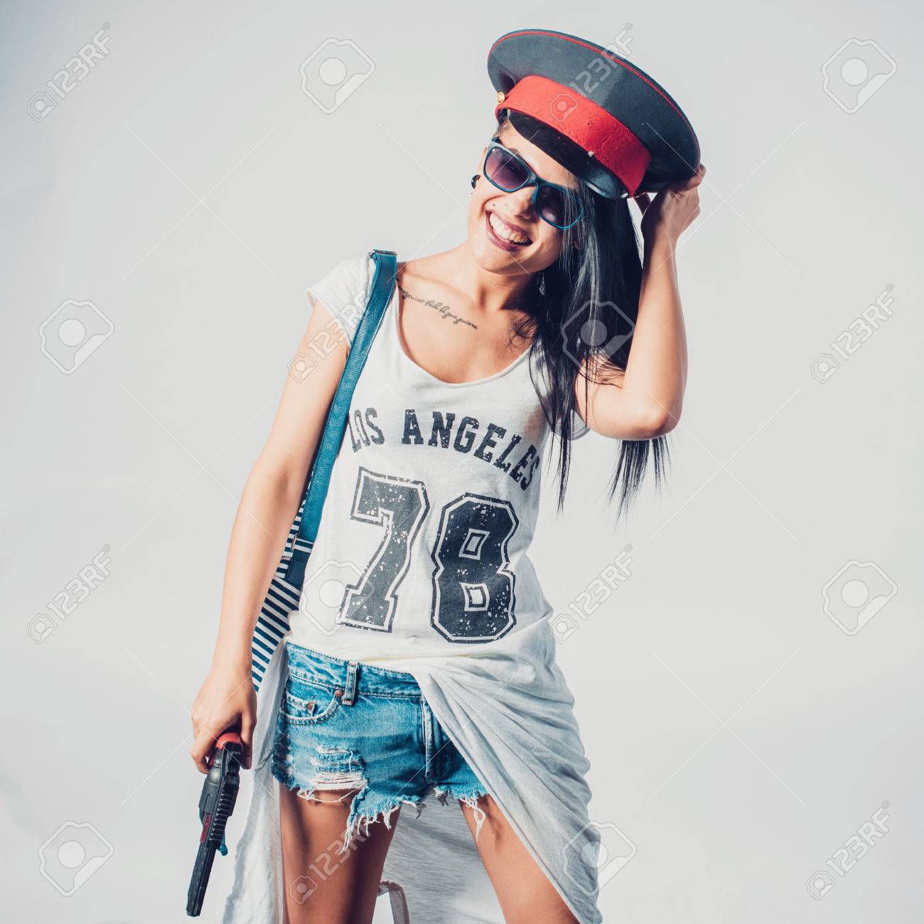 Banque d\u0027images , Swag Fashion girl sexy tenant pistolet femme amusant coiffé d\u0027une casquette de police