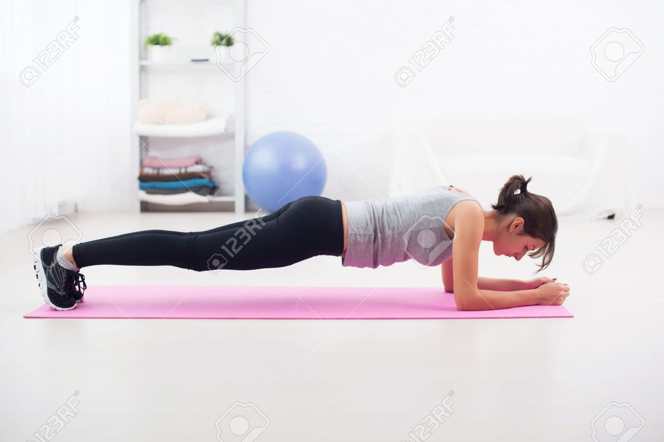 Fit Madchen In Planke Position Auf Matte Zu Hause Im Wohnzimmer
