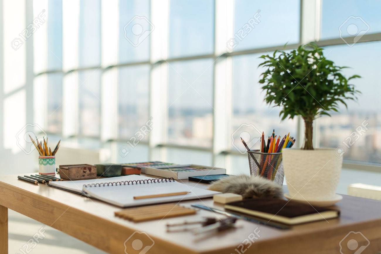 Artist workplace ready for pastel, drawing. Colorful pencils and crayons palette organized on the desktop. - 55687258 Artist workplace ready for pastel, drawing. Colorful pencils and crayons palette organized on the desktop. - 55687258