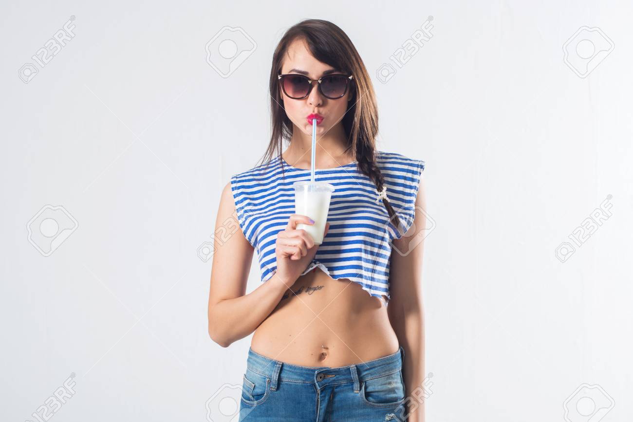 カクテル スタジオを飲むポーズをとって若いブルネットのモデルは孤立していない白い背景で撮影 の写真素材 画像素材 Image カクテル スタジオを飲むポーズをとって若いブルネットのモデルは孤立していない白い背景で撮影 の写真素材 画像素材 Image