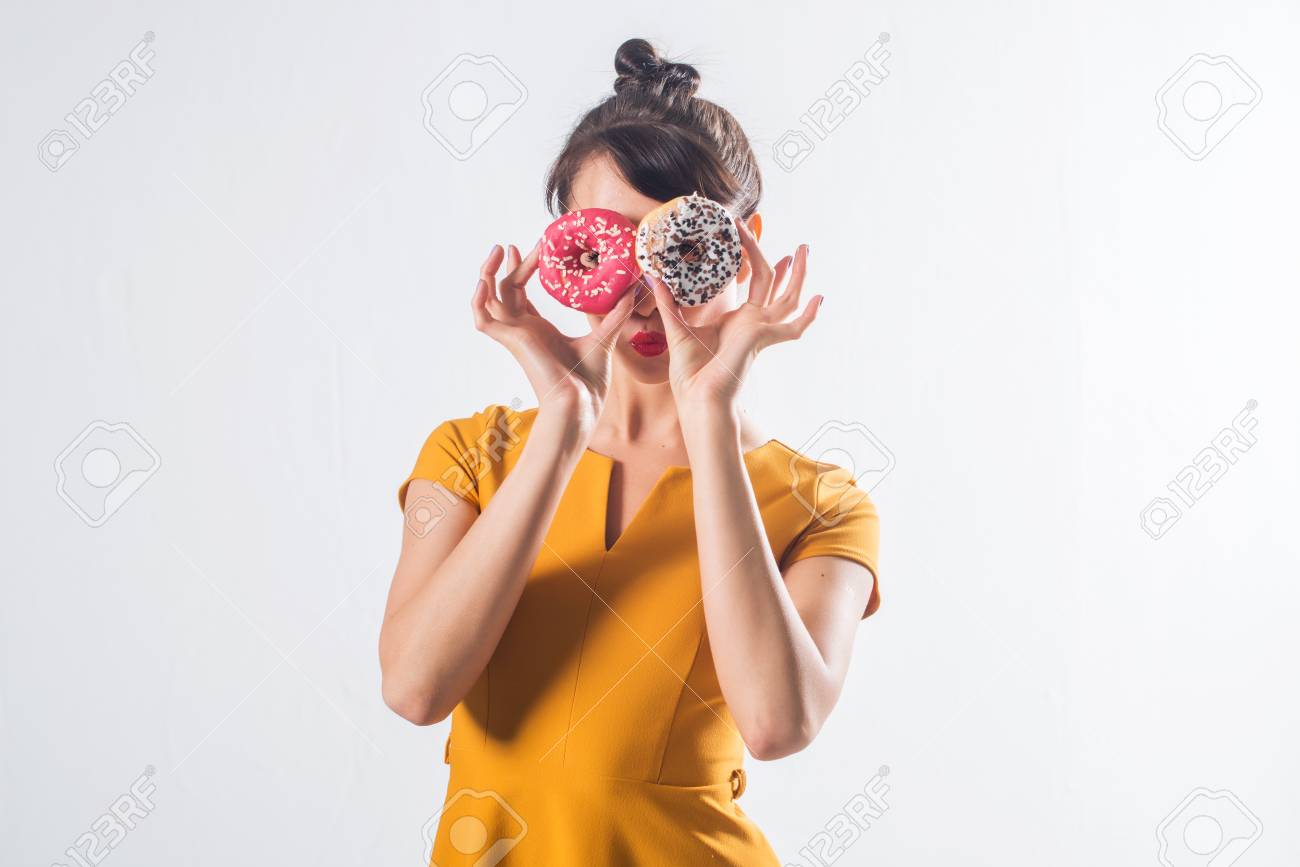 孤立していない 白い背景で撮影スタジオをポーズ ドーナツと若い面白いブルネット モデル の写真素材 画像素材 Image