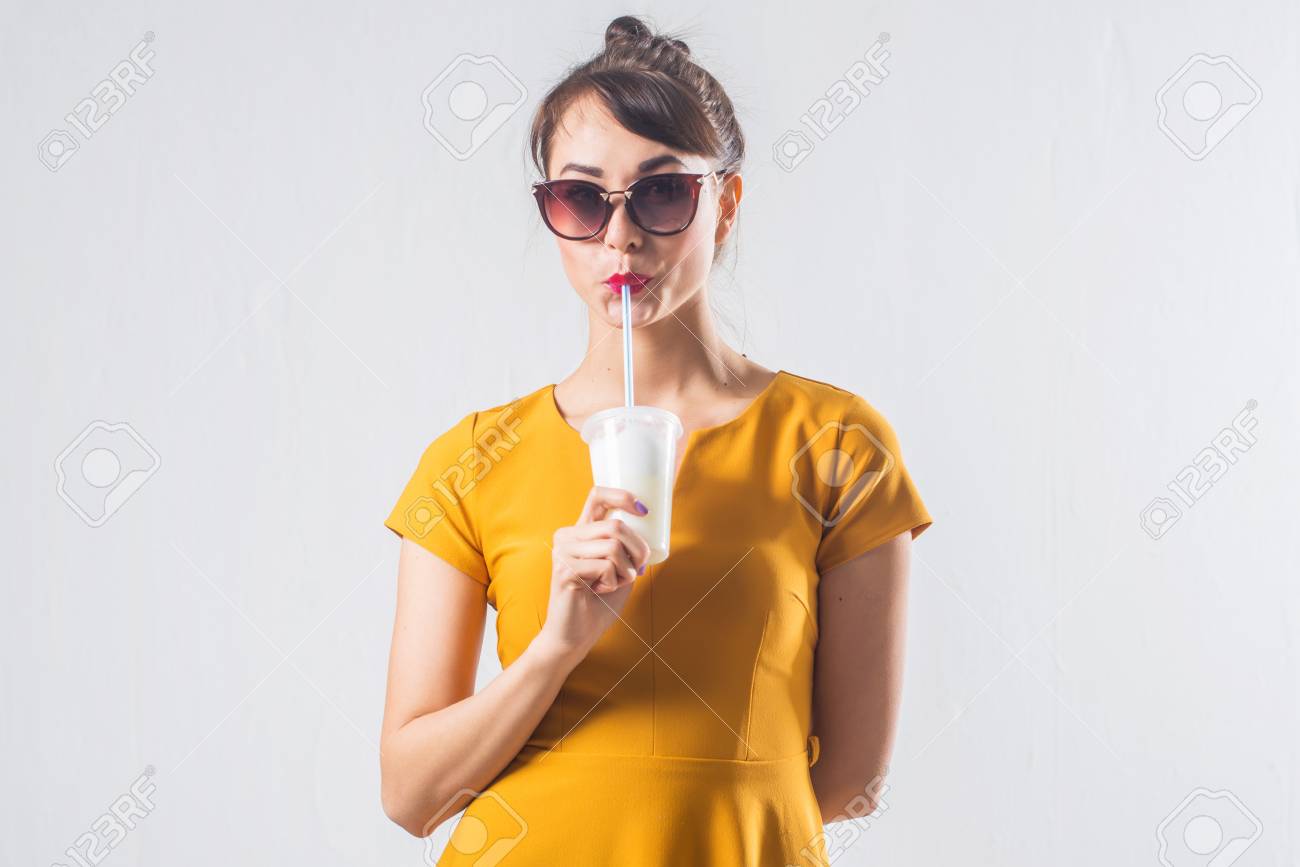 カクテル スタジオを飲むポーズをとって若いブルネットのモデルは孤立していない白い背景で撮影 の写真素材 画像素材 Image カクテル スタジオを飲むポーズをとって若いブルネットのモデルは孤立していない白い背景で撮影 の写真素材 画像素材 Image