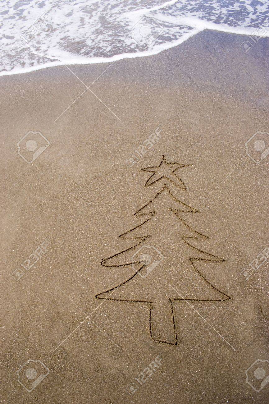 砂の中のクリスマス ツリー 夏 南半球のクリスマス の写真素材 画像素材 Image
