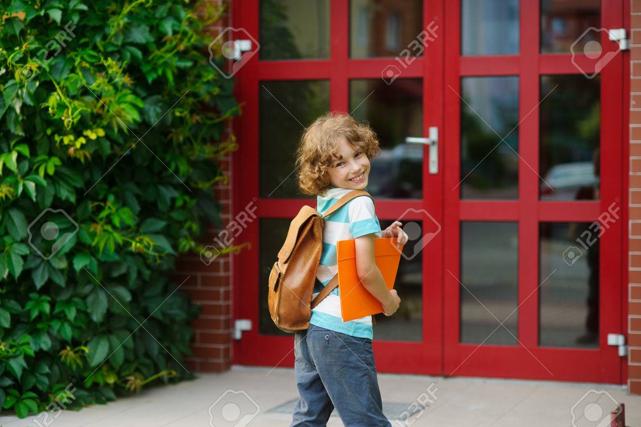 schule badezimmertür drehtür holz die freudige schüler hat in der nähe einer schule tür blickte zurück boy ein schönes gesicht hinter den schultern an pupille ranzen zurück schule badezimmertür drehtür holz die freudige schüler hat in der nähe einer schule tür blickte zurück boy ein schönes gesicht hinter den schultern an pupille ranzen zurück