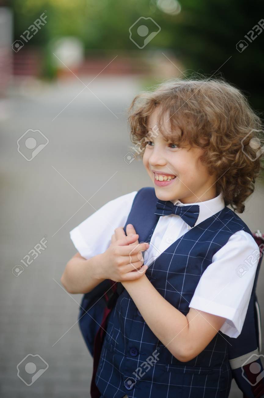 かわいいかわいい男子学生の歩道に立っています エレガントな服装です 少年の後ろに学校をバックパックします 弟子は胸と笑顔で手を交差しています の写真素材 画像素材 Image かわいいかわいい男子学生の歩道に立っています エレガントな服装です 少年の後ろに学校をバックパックします 弟子は胸と笑顔で手を交差しています の写真素材 画像素材 Image