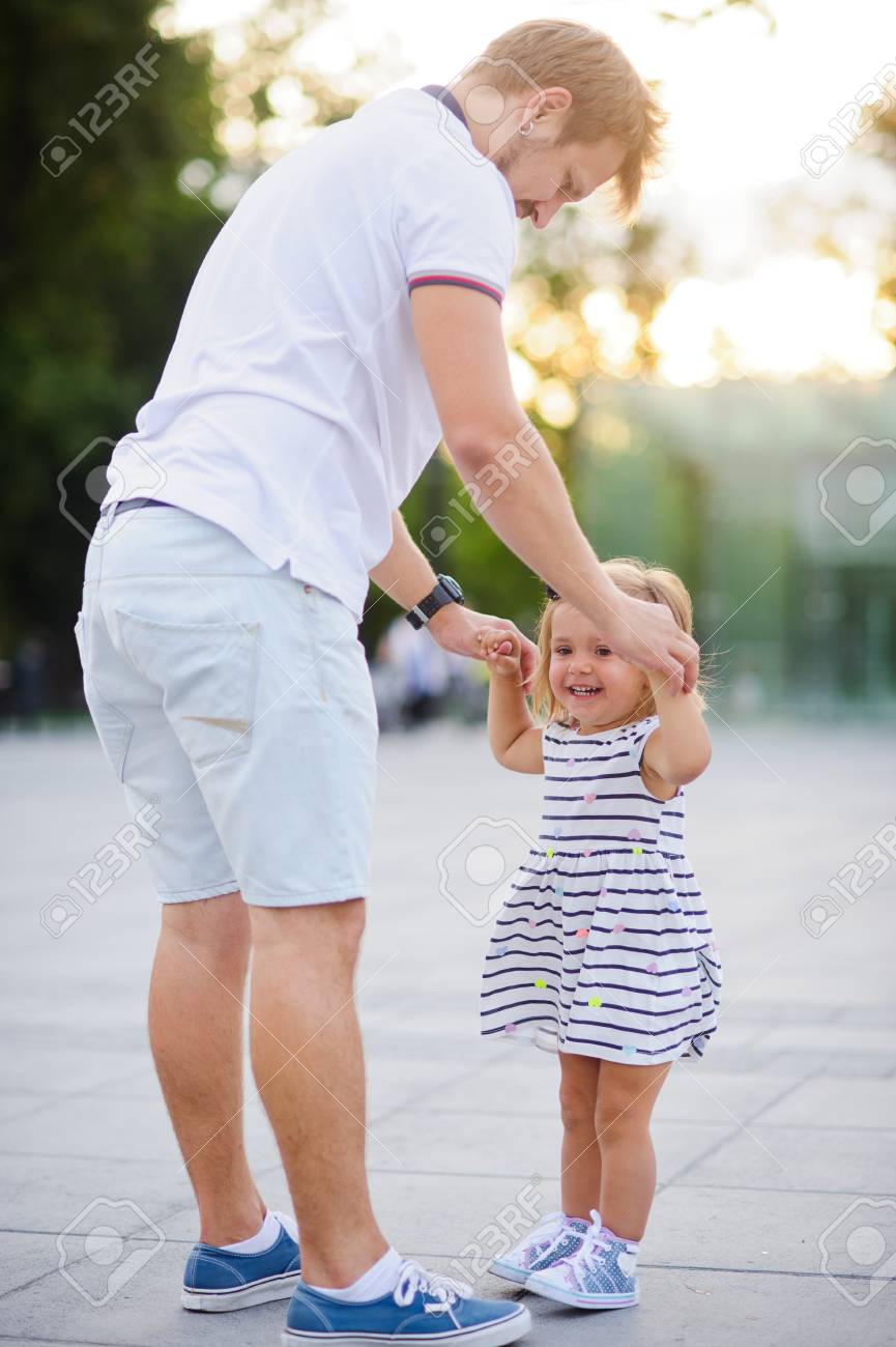 Jeune Papa Joue Avec Une Charmante Petite Fille L Homme Tient Le Bebe Par Les Poignees L Enfant Se Rejouit Banque D Images Et Photos Libres De Droits Image Jeune Papa Joue Avec Une Charmante Petite Fille L Homme Tient Le Bebe Par Les Poignees L Enfant Se Rejouit Banque D Images Et Photos Libres De Droits Image