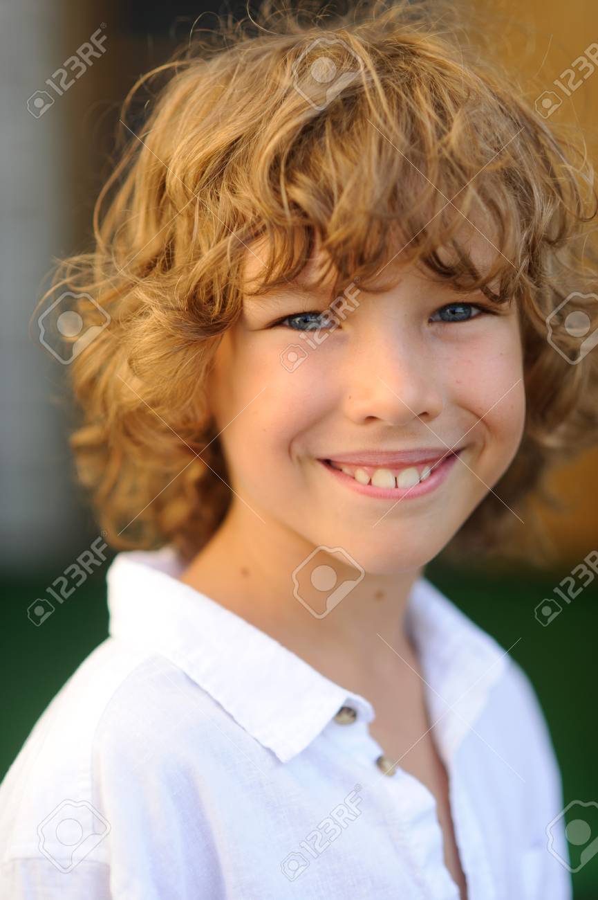 Portrait Du Gentil Garcon De 10 11 Ans Le Type A De Beaux Cheveux Boucles Des Yeux Bleus Une Peau Bronzee Un Sourire Agreable Le Garcon Est Vetu D Une Chemise Blanche Banque D Images Portrait Du Gentil Garcon De 10 11 Ans Le Type A De Beaux Cheveux Boucles Des Yeux Bleus Une Peau Bronzee Un Sourire Agreable Le Garcon Est Vetu D Une Chemise Blanche Banque D Images