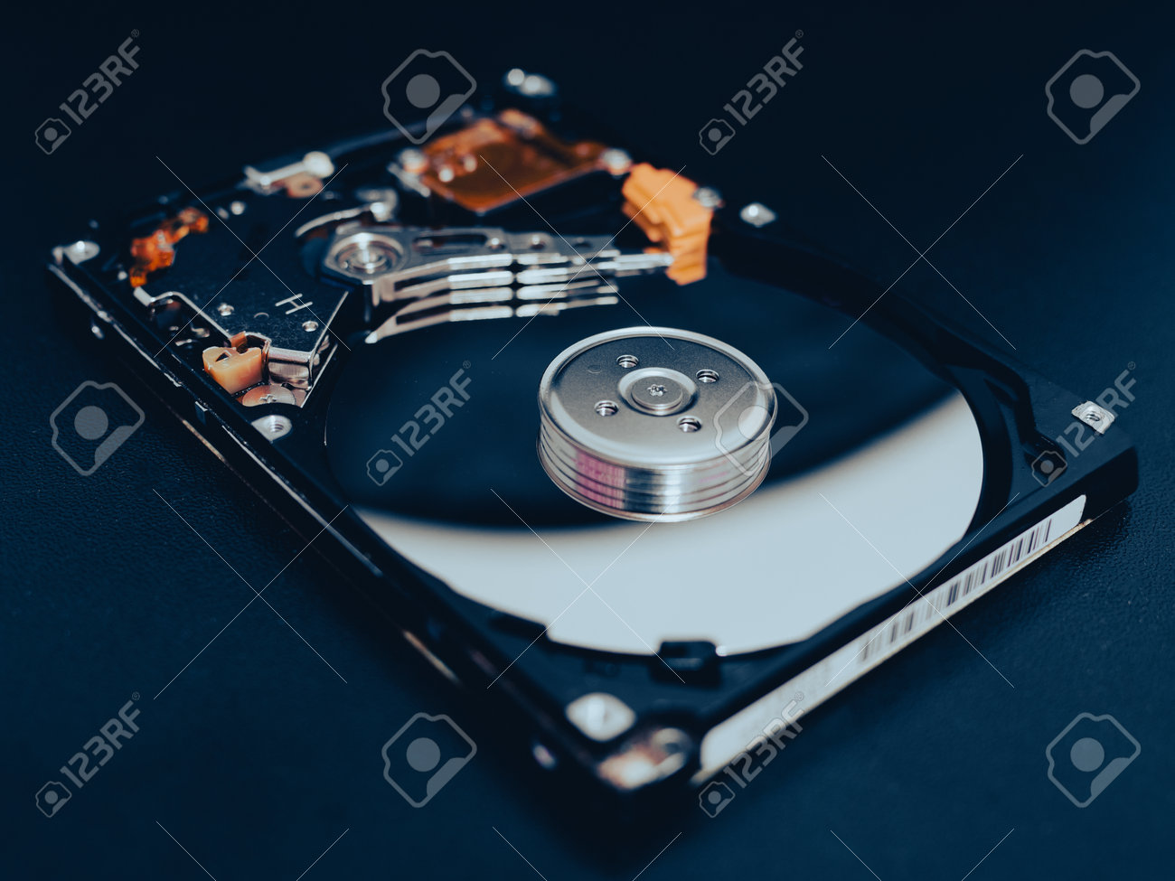 분해된 열린 하드 디스크 드라이브 Hdd 컴퓨터나 노트북은 어두운 매트 표면에 있습니다. 컴퓨터 하드웨어 및 장비. 하드디스크 데이터  저장. 로열티 무료 사진, 그림, 이미지 그리고 스톡포토그래피. Image 207450017