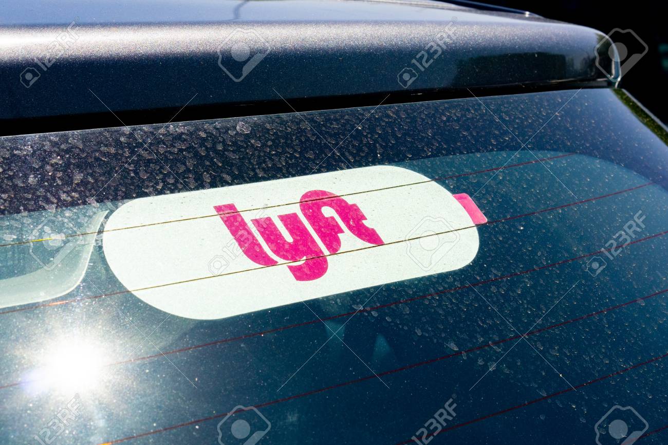 Autocollants D'emblème Lyft Et Uber Sous Pare-brise Automobile. Billet De  Stationnement Sous Essuie-glace Photo éditorial - Image du violation,  californie: 175132986