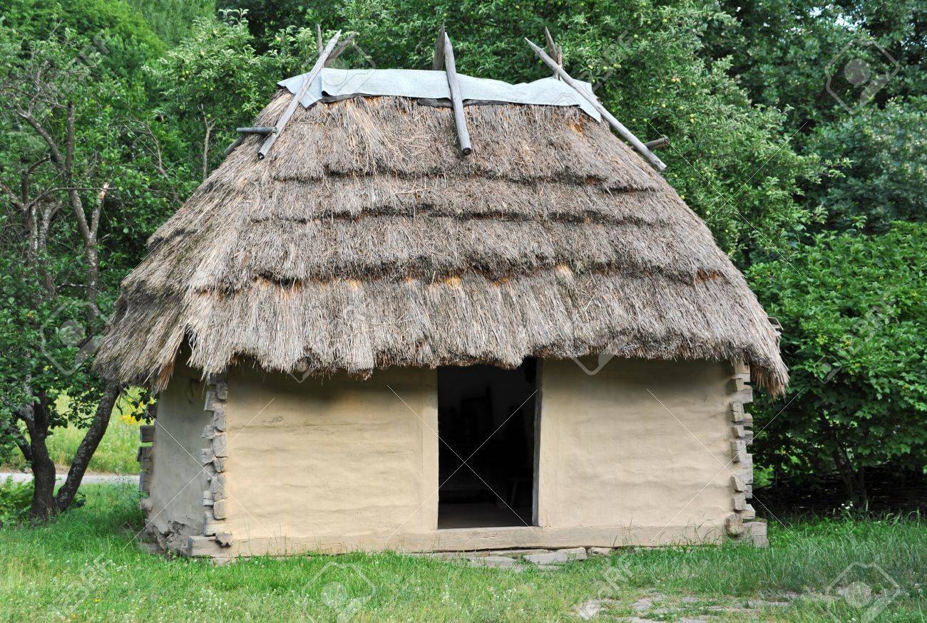 藁葺き屋根と古代の伝統的なウクライナ農村納屋の写真素材・画像素材