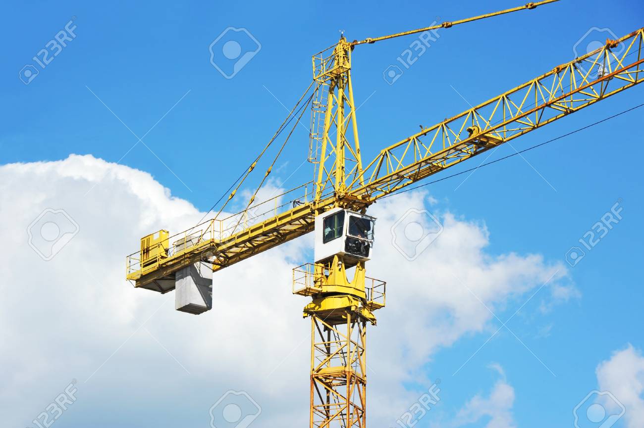 青い空を背景の背の高い建設タワー クレーンの写真素材・画像素材
