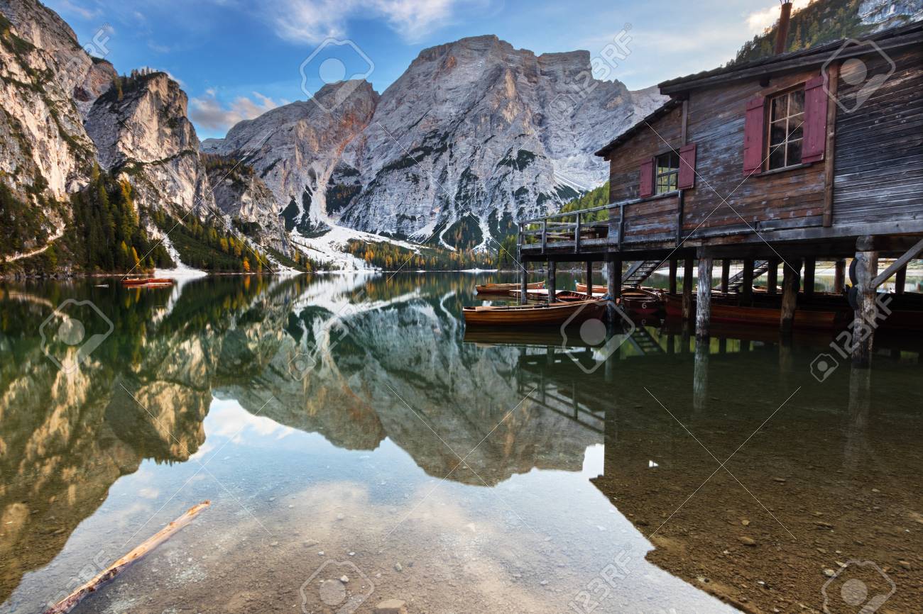 Hermoso Lago Braies (Sudtirol, Italia) Durante El Otoño. Montañas ...