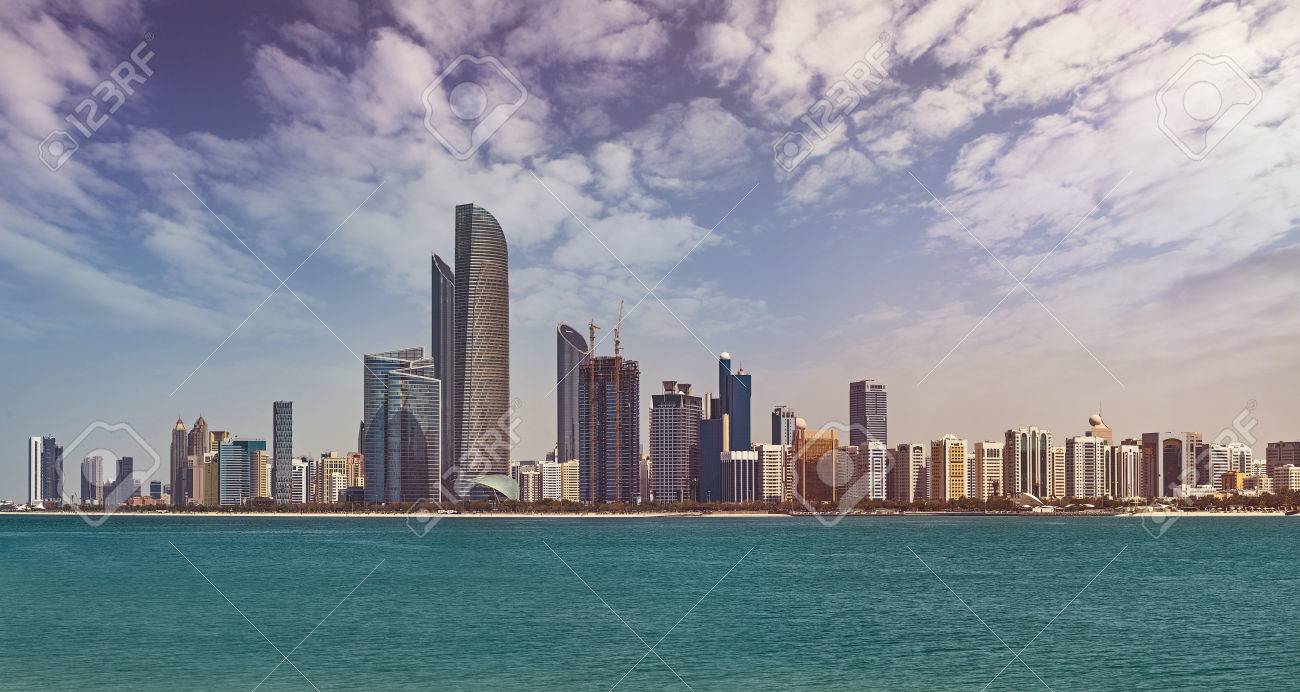 아부 다비, 약 1 백만명의 주민과 아랍 에미리트의 수도의 풍경 로열티 무료 사진, 그림, 이미지 그리고 스톡포토그래피. Image  54905565