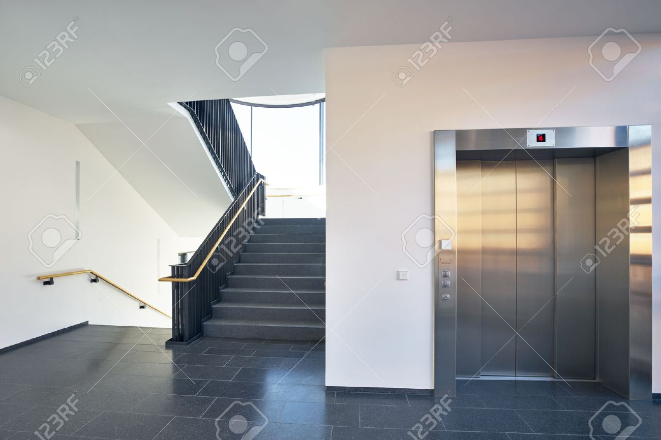 Escaliers Dans La Cage D\'escalier Avec De Grandes Fenêtres Et Un ... Escaliers Dans La Cage D\'escalier Avec De Grandes Fenêtres Et Un ...