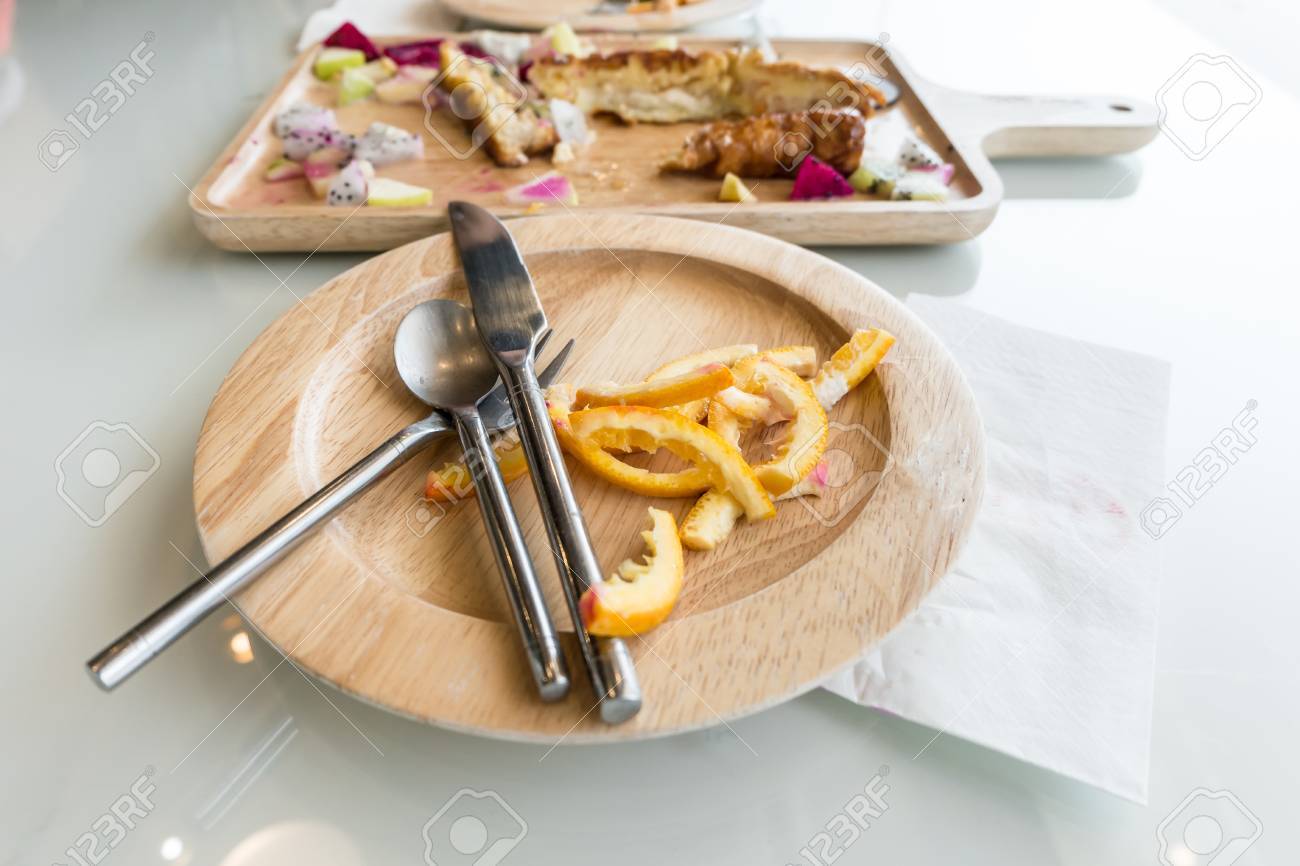 オレンジの皮後プレートのデザートを食べる の写真素材 画像素材 Image オレンジの皮後プレートのデザートを食べる の写真素材 画像素材 Image