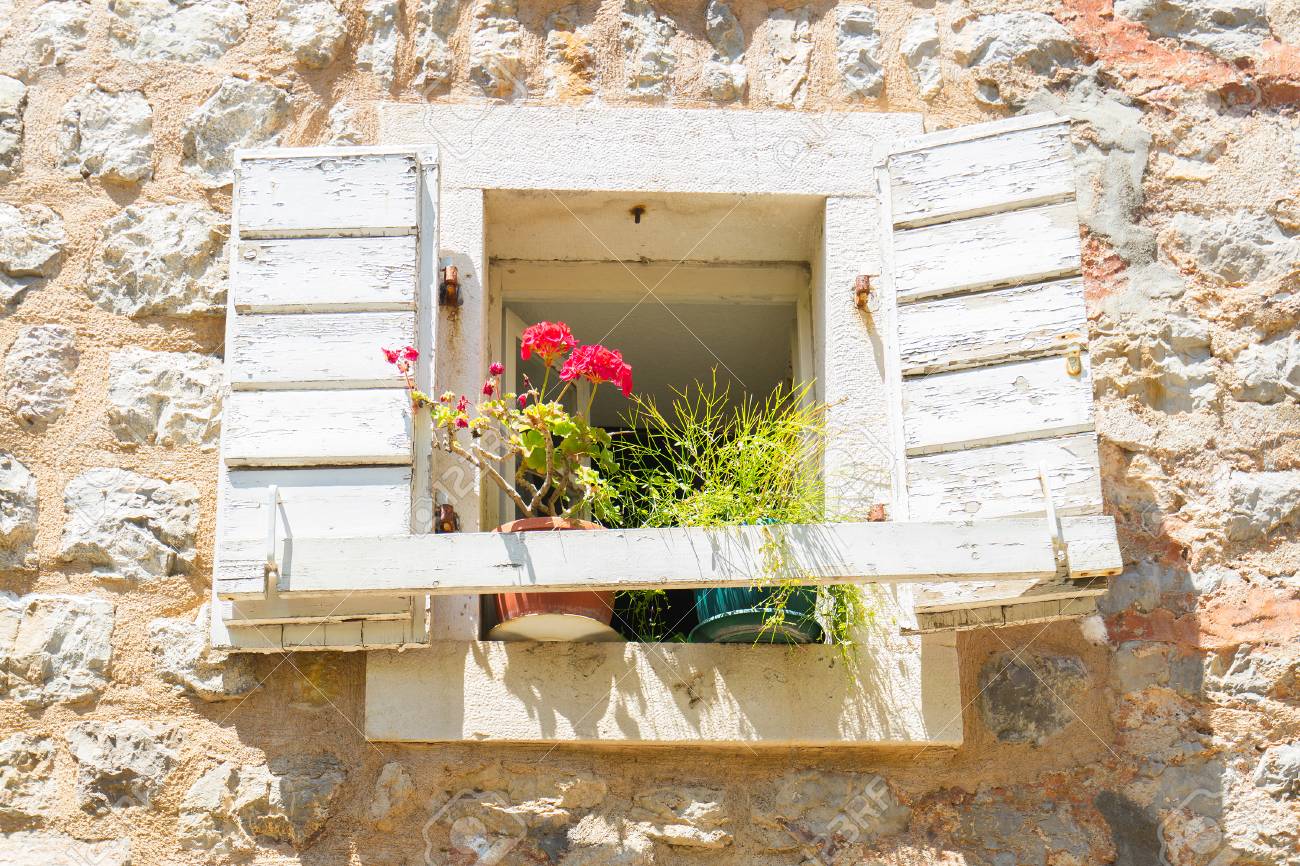 Venster met bloemen deel van het provençaalse huis van een kleine